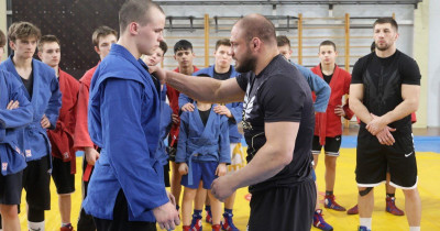 Бойцы команды по смешанным единоборствам из Екатеринбурга «Архангел Михаил» провели в Нижнем Тагиле мастер-класс для юных спортсменов