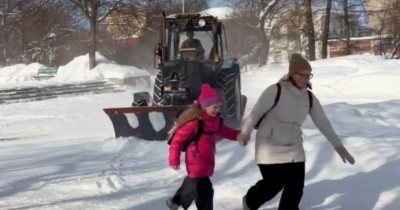 «Я была поражена скоростью и пофигизмом — как будто ему даже хочется кого-то случайно зацепить». Тагильчан удивила агрессивная и опасная уборка снега трактором в Комсомольском сквере (ВИДЕО)