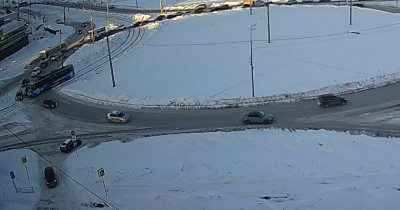 На кольце между Уральским и Октябрьским проспектом легковушка въехала в трамвай