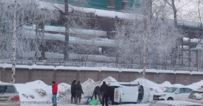 В Нижнем Тагиле иномарка, уходя от столкновения, вылетела в сугроб и перевернулась
