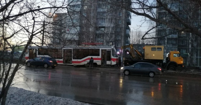 «Внезапно сильнейший удар, скрежет, нам повезло, что живы остались». На Вагонке трамвай сошёл с рельсов (ВИДЕО) 
