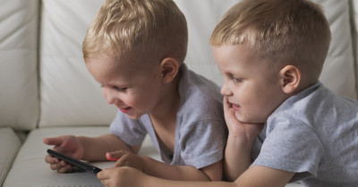 «Ненормально, когда с трёх лет ребёнку дают смартфон или планшет». Министр просвещения РФ Сергей Кравцов допустил возможность запрета телефонов детям до определённого возраста