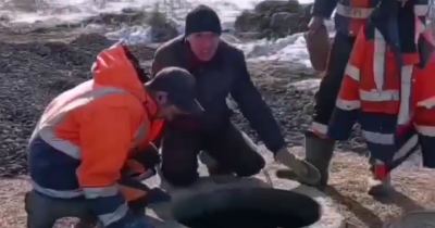 В Нижнем Тагиле слесари «Водоканала-НТ» из колодца достали ковёр (ВИДЕО)