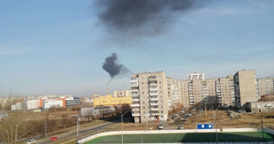 «Никогда такого не видели». Жители Вагонки сообщили о густом чёрном дыме из трубы ТЭЦ УВЗ 