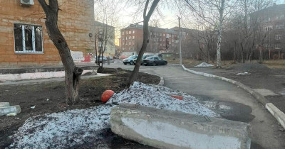 Шлакоблок или жизнь? После пожара с пострадавшим в доме № 118 на улице Пархоменко в Нижнем Тагиле жильцы просят власти убрать заграждение на межквартальном проезде