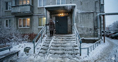 В Нижнем Тагиле управляющая компания выплатила 100 тысяч рублей пенсионерке, получившей серьёзные травмы после падения на скользком крыльце подъезда