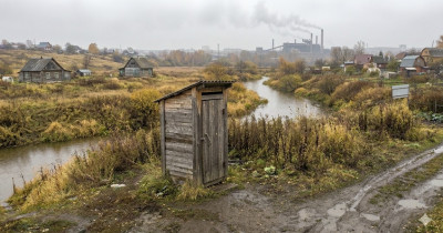 В Нижнем Тагиле владелец частного дома сливал отходы жизнедеятельности в почву возле реки