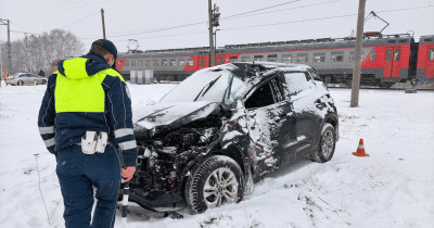 Под Нижним Тагилом на железнодорожном переезде электропоезд столкнулся с иномаркой