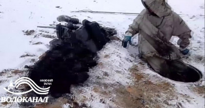 Доски, кирпичи, курточку, кусок унитаза, фрагмент трубы — всё это коммунальщики обнаружили в канализации на Руднике им. III Интернационала (ВИДЕО)