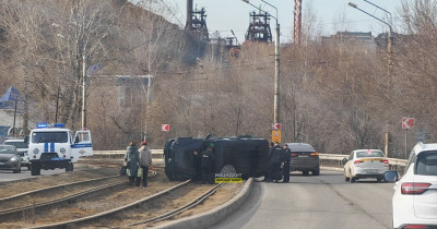 В Нижнем Тагиле внедорожник вылетел на трамвайные пути и перевернулся