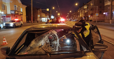 «Резко развернулся и побежал обратно». На Вые 21-летний водитель без прав сбил неадекватного пешехода на переходе 