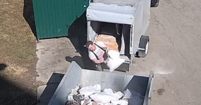 Управляющая компания в Нижнем Тагиле объявила фотоохоту на недобросовестных граждан, выкидывающих строительный мусор в контейнеры для ТБО