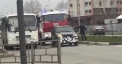 В Сети обсуждают видео из Нижнего Тагила, на котором водитель Chevrolet Niva не хотел пропускать пожарный автомобиль на перекрёстке