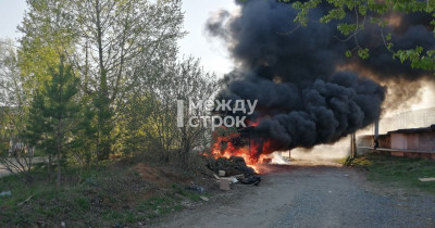 В Нижнем Тагиле на Вагонке горят старые шины на контейнерной площадке в ГСК «Жигули», огонь угрожает гаражам