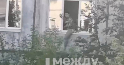 «Помогите, пожалуйста, меня просто убьют сейчас». Неадекватный мужчина устроил переполох во дворе в центре Нижнего Тагила (ВИДЕО)