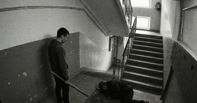 В Нижнем Тагиле 20-летний парень до полусмерти избил спящего в подъезде мужчину
