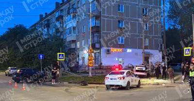  В Нижнем Тагиле два автомобиля столкнулись на перекрёстке, проехав на красный свет