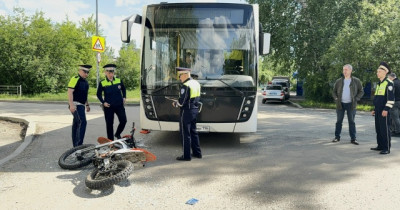 В Нижнем Тагиле автобус сбил подростков на питбайке