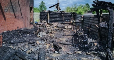 В Нижнем Тагиле огонь уничтожил два частных дома на улице Свердлова. Пострадавшие семьи рассказали АН «Между строк» свои версии причин пожара 