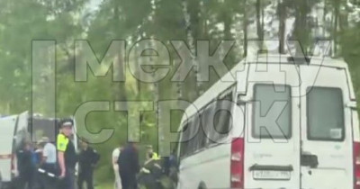 На трассе между Нижним Тагилом и Екатеринбургом произошла авария с участием автобуса и трактора (ВИДЕО)