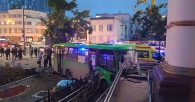 В центре Екатеринбурга произошла смертельная авария. Автобус вылетел на тротуар и сбил пешеходов (ВИДЕО)