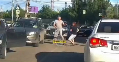 Два автолюбителя в Нижнем Тагиле не поделили дорогу и устроили разборки прямо на проезжей части (ВИДЕО)