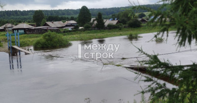 В селе Мурзинка в пригороде Нижнего Тагила знаменитый подвесной мост ушёл под воду