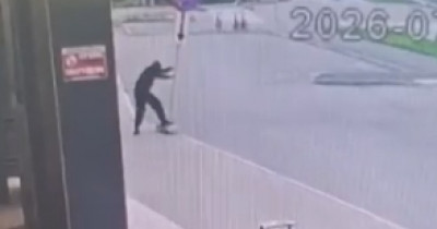 Возле ТЦ «Квадрат» в Нижнем Тагиле неадекватный подросток сломал дорожный знак