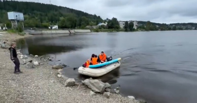 На Черноисточинском пруду двух сапбордисток унесло ветром