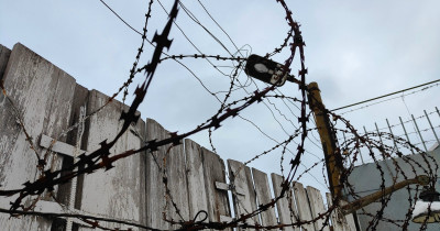 Свердловский областной суд поставил точку в деле бывшего сотрудника ИК-12, снабжавшего заключенного колонии флешками, роутерами, деньгами и парфюмом