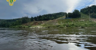 На реке Чусовой лодка врезалась в камень и перевернулась, один из пассажиров судна пропал