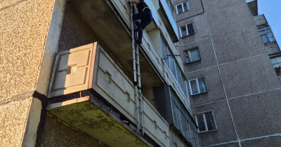 Тагильские спасатели проникли в квартиру через балкон, чтобы помочь пенсионерке 