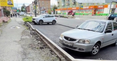 «Тротуар сделан с перепадами, бордюры установлены неровно, вокруг колодцев остаются провалы, мусор не убран». Тагильский общественник раскритиковал благоустройство улицы Газетной (ВИДЕО) 