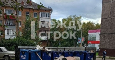 «Свиньи, да и только». Житель Нижнего Тагила возмутился выброшенной мебелью около мусорных контейнеров