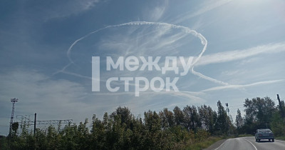 В небе над Нижним Тагилом заметили необычный инверсионный след