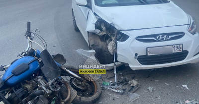 На ГГМ мотоциклист на «Урале» проехал на красный и врезался в Hyundai, после чего сбежал с места ДТП
