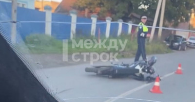 На Тагилстрое мотоциклист без прав въехал в попутный автомобиль