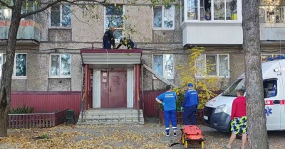 В Нижнем Тагиле спасатели эвакуировали мужчину, упавшего с четвёртого этажа на козырёк подъезда
