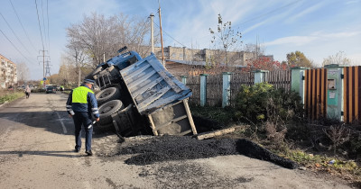 В Нижнем Тагиле грузовик провалился под асфальт