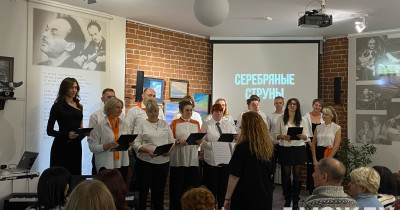 «Пение помогает справляться со стрессом». В Нижнем Тагиле в «Доме Окуджавы» прошёл иммерсивный хоровой вечер