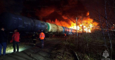 Под Екатеринбургом после схода вагонов грузового поезда загорелись семь цистерн