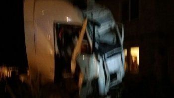От столкновения грузовика с жилым домом под Нижним Тагилом погибли пять человек (ФОТО)