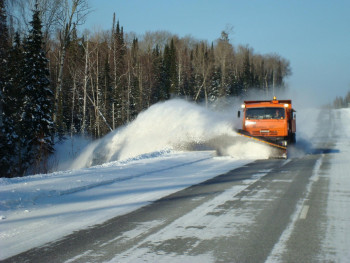 Более 300 единиц техники борются с последствиями снегопадов на трассах Свердловской области 