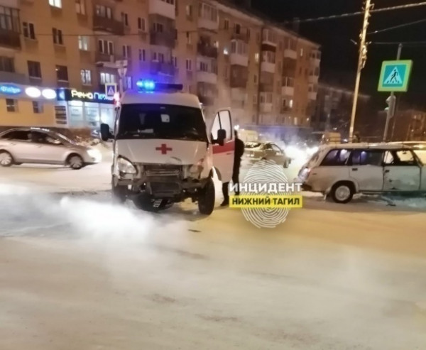 В Нижнем Тагиле автомобиль скорой помощи врезался в легковушку (ВИДЕО)