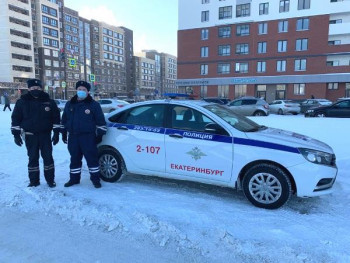 «Ждала автобус около часа». В Екатеринбурге полицейские подобрали на остановке замерзающую 8-летнюю девочку и отвезли домой