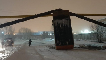 В Североуральске грузовик вывозил снег и с поднятым кузовом протаранил газопровод