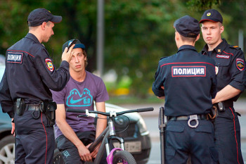 «Коммерсантъ» рассказал о чате московских полицейских с предложениями студентам подработки понятыми
