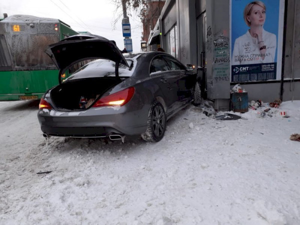 В Екатеринбурге машина врезалась в автобусную остановку, есть пострадавшая