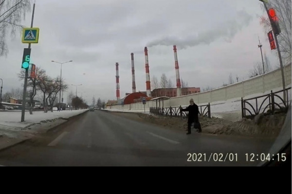 В Первоуральске пенсионерку, выскочившую на красный сигнал светофора, насмерть сбил грузовик (ВИДЕО)