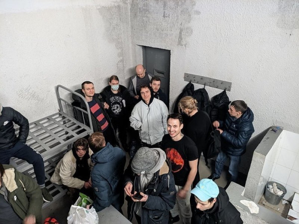 «28 человек на 8-местную камеру»: задержанные на протестных акциях сообщают о переполненности изолятора в Сахарово